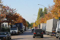 Parkende LKW Lastkraftwagen Berzeliusstrasse - Allee mit Herbstbäumen Ahorn.