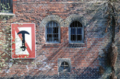 Historische Ziegelarchitektur, Harburger Mühlenbetriebe am westlichen Bahnhofskanal - Hinweisschild Ankern verboten (2007)