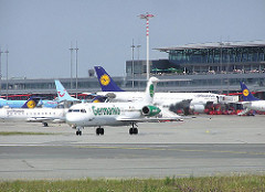 Rollfeld mit Verkehrsmaschinen / Flugzeugen auf dem Hamburger Flughafen im Stadtteil Fuhlsbüttel.