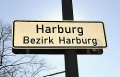 Stadtteilschild Harburg, Bezirk Harburg; weisses Schild mit schwarzer Schrift.