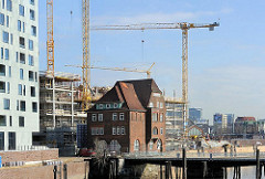 Altes Zollgebäude Ericusbrücke - Hamburg Hafencity, Baustelle mit Baukränen (03/2010)