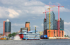 Raddampfer auf der Elbe vor der Elbphilharmonie - Bürogebäude in der Hafencity Hamburg.