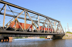 Alte Eisenbahnbrücke am Veddeler Damm - ein Güterzug fährt über die Brücke, die 2011 durch einen Neubau ersetzt wurde.