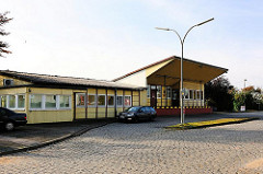 Zollstation an der Antwerpenstrasse auf der Dradenau in Hamburg Waltershof - Holzgebäude und Kopfsteinpflaster.