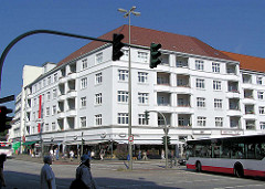 Weisser Wohnblock / Eckgebäude mit Balkons und Einzelhandelsläden an der Fuhlsbüttler Strasse, HH-Barmbek.