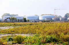 Tanklager beim Petroleumhafen - Industriebrache auf der Dradenau in Hamburg Waltershof.