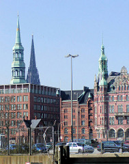 Blick über den Brooktorhafen zum Zollzaun an der Kaimauer - im Hintergrund Speichergebäude bei St. Annen und die Türme der St. Katharinenkirche / St. Nikolaikirche.