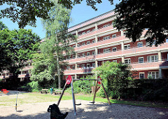 Laubenganggebäude  / Architektur in Hamburg Barmbek Nord; Spielplatz