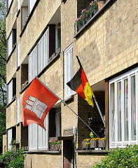 Balkon mit Hamburgfahne und Deutschlandflagge am Wohnblock Lunapark in Hamburg Altona Nord.