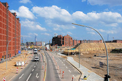 Blick über die Baustellen an der Strasse Sandtorkai zum Brooktorkai; im Hinergrund der Kaispeicher B am Magdeburger Hafen. (2007)