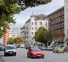 Hamburger Hauptverkehrsstrasse in Hohenfelde - moderne und historische Architektur, Autoverkehr.
