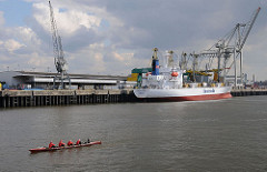 Frachtschiff am Oswaldkai - Hamburger Hafen, Hansahafen - Stadtteil Kleine Grasbrook - Ruderboot im Hafen.