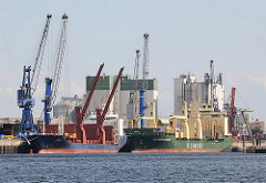 Schiffe und Kräne an der Kaianlage im Reiherstieg - Bilder aus Hamburg Wilhelmsburg.