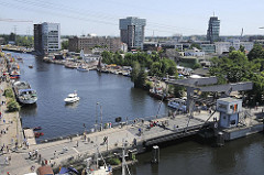 Luftaufnahme vom Harburger Binnenhafen mit Lotsenkanal KLappbrücke und Bürotürmen, Bürohäusern am Bahnhofskanal.