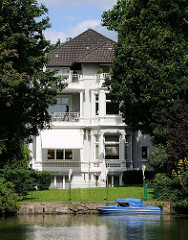 Mehrfamilienvilla am Kanalufer - Sportboot an der Kaimauer / Hamburg Winterhude.