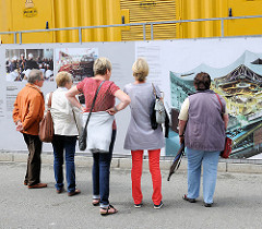 Vor der Baustelle der Hamburger Elbphilharmonie in der Hafencity sind grosse Informationstafeln angebracht, die anzeigen, wie das Konzerthaus wohl aussehen wird.