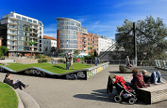 Antonipark bei Hamburg St. Pauli - AnwohnerInnen sitzen in der Sonne und geniessen den Blick auf die Elbe.