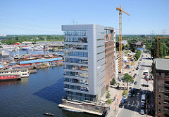 Restaurierter Speicher am Veritaskai - Blick auf den Harburger Hafen.
