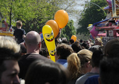 Gedränge auf der Osterstrasse in Hamburg-Eimsbüttel - Menschenmassen drängen sich auf dem Osterstrassenfest; Luftballons-