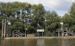 Anleger / Ponton im Hamburger Moldauhafen - Schild Prager Ufer.