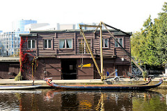 Bootshaus am Alsterkanal in Hamburg Alsterdorf - Drachenboote am Bootssteg.