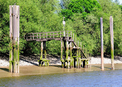 Freistehende Wassertreppe aus Holz bei Ebbe im Hamburger Moldauhafen.