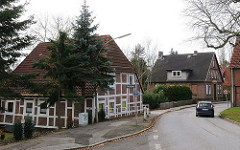 Wohnhäuser am Moorburger Elbdeich - Fachwerkhaus an der Strasse.