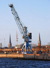 Hafenkran am Versmannkai / Baakenhafen - im Hintergrund die Türme von der Petrikirche, Telemichel / Fernsehturm und der St. Jacobikirche. (2007)