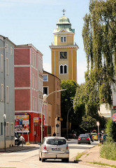 Kirchturm der St. Franz Joseph Kirche in Hambug Wilstorf - Gründerzeitarchitektur mit bunter Fassade.