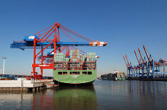 Hafenbecken auf Hamburg Waltershof - Heck eines Containervessels am EUROGATE Terminal unter Containerbrücken - Ablegen eines Containerschiffs.