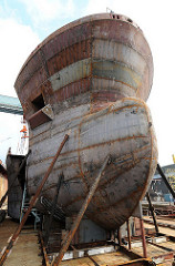 Schiffsbug im Rohbau - Wulstbug eines Containerschiffs - verschweisste Stahlplatten.