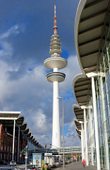 Hamburger Fernsehturm / Heinrich Hertz Turm - Fassade der Messehallen; Bilder aus dem Hamburger Stadtteil St. Pauli.