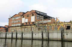 Abriss eines Gebäudes am Müggenburger Kanal - Industriearchitektur in Hamburg Veddel - Müggenburger Kanal-