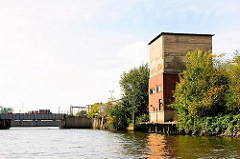 Altes Gebäude am Ufer des Querkanals in Hamburg Steinwerder - im Hintergrund der Reiherstieg.