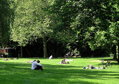 Bilder aus Hamburger Stadtteilen Park und Liegewiese an der Osterstrasse - Hamburger Naherholung Unnapark.