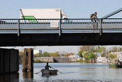 Klappbrücke am Veritaskai - Ruderboot im Harburger Hafen.
