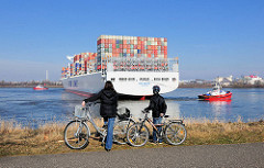 Zuschauer am Ufer des Köhlbrands beobachten das Ablegemanöver / Wendemanöver des Containerschiffs NYK HELIOS im Hamburger Hafen. Zwei Schlepper manövrieren das 365m lange Schiff in das Fahrwasser.