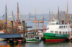 Blick über den Hafen von Hamburg Finkenwerder - im Hintergrund wird eine Schute geschleppt - Lotsenstation am Seemannshoeft.