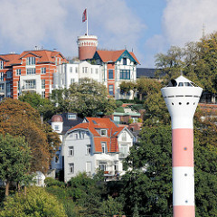 Süllberg in Hamburg Blankenese - Leuchtturm am Elbufer.