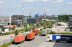 Logistikfirmen im Hamburger Stadtteil Altenwerder, geparkte Sattelschlepper mit Containern auf den Aufliegern. Im Hintergrund die Containerkräne vom Waltershofer Hafen an der Elbe.