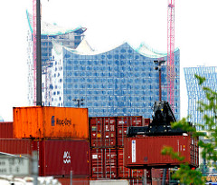 Containerlager und Containercarrier im Hamburger Hafen - Gebäude der Albphilharminie Hamburgs.