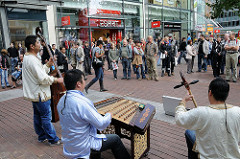 Musikgruppe - Ottenser Hauptstrasse - Musizieren  in Einkaufsstrassen - Stadtteilkultur in Hamburg.