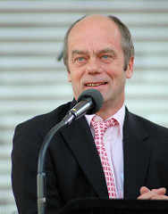 Corny Littman am Mikrofon bei der Eröffnung des Spielbudenplatzes.