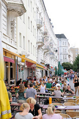 Sternschanzenviertel - Aussengastronomie auf der Sternschanze - die Gäste sitzen im freien in der Sonne. Fotos aus Hamburg - Bilder aus dem Stadtteil Sternschanze.