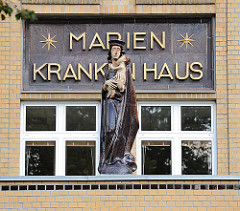 Eingang des Marienkrankenhauses - Marienskulptur an der Fassade.