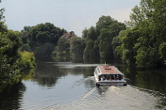 Fahrgastschiff auf der Doveelbe / Hamburg Reitbrook. Rundfahrt durch den Bezirk Bergedorf.