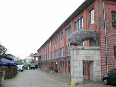 Ehemalige Schlachthofgebäude auf der Sternschanze - Skulptur Stier am Eingang der Rinderschlachthalle.