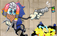 Grosses Grafitti an einem Lagergebäude im Hamburger Stadtteil Hafencity.