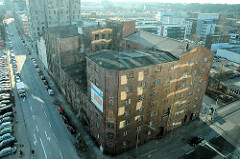 Luftansicht des historischen Betriebsgebäudes der Harburger Mühlenbetrieb AG vor der Restaurierung. (2006)