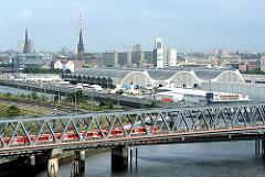 Blick über die Eisenbahnbrücke am Billhafen zu den Hallen des Gemüsemarktes am Oberhafenkanal in Hamburg Hammerbrook.